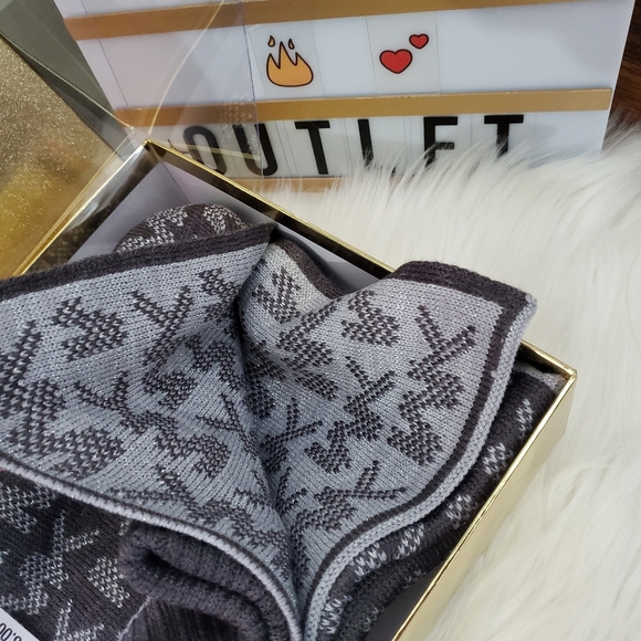 Michael Kors hat and scarf set - Picture 5 of 7